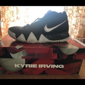Nike Kyrie 4 Men’s Basketball Sneakers sz. 9